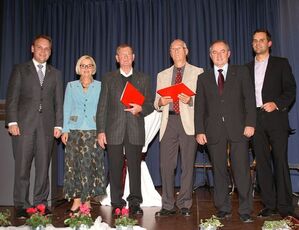 Friedrich Grimm und Peter Conze (Mitte) bei der Ehrung mit der Willy-Brandt Medallie